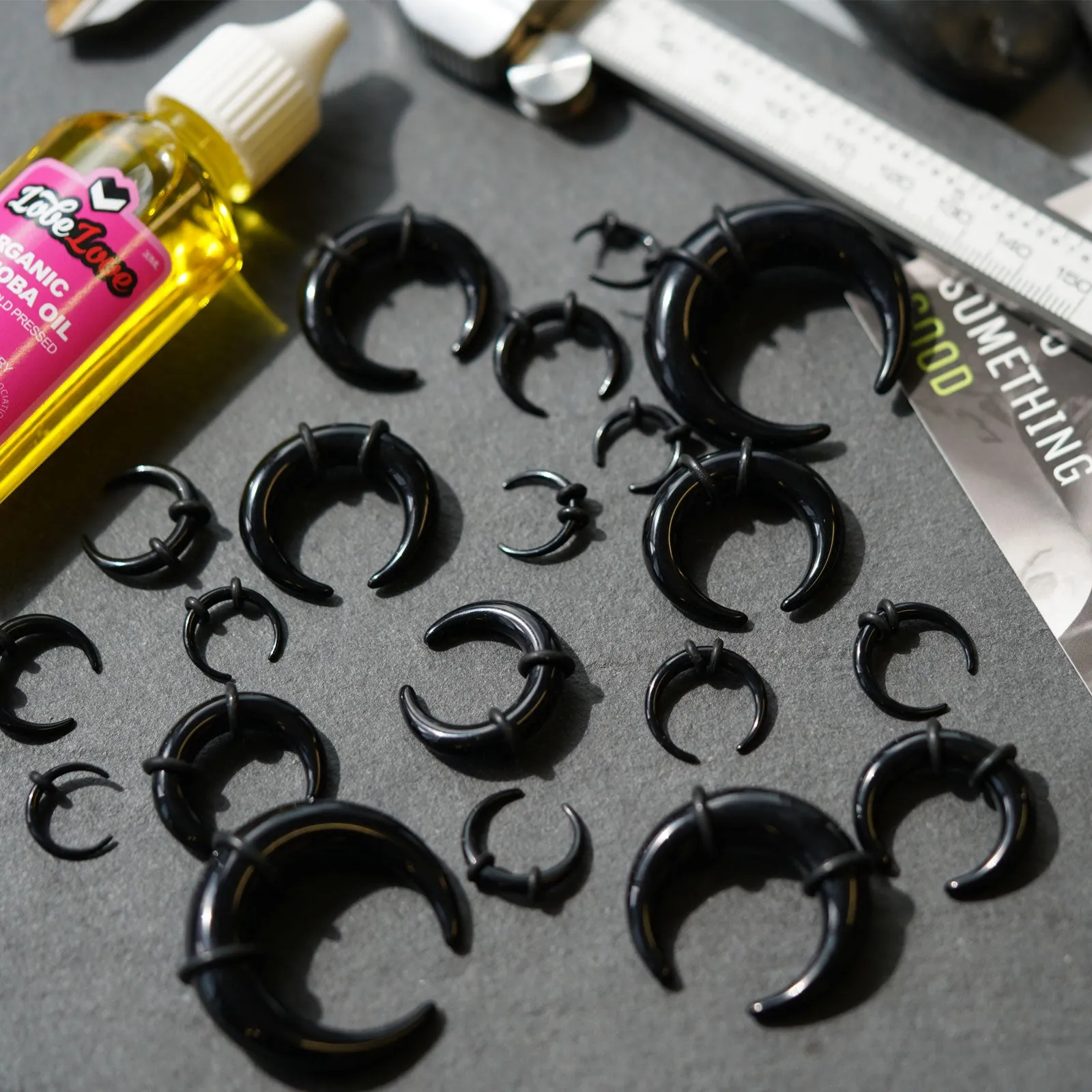 Black Acrylic Pincher