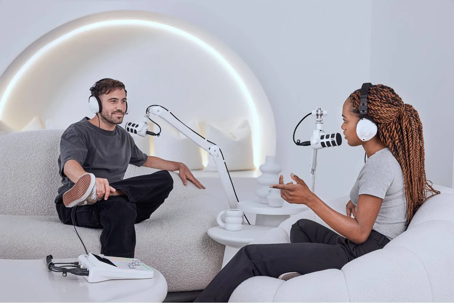 Rode RODECaster Duo Integrated Audio Production Studio (White)